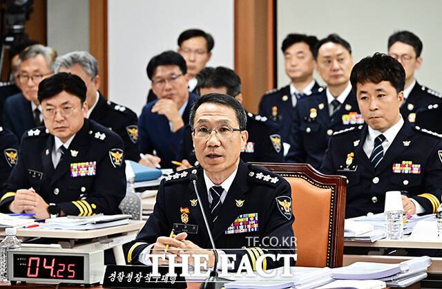 유재성 경찰청장 직무대행(가운데)이 17일 오전 서울 서대문구 경찰청에서 열린 행정안전위원회 국정감사에 출석해 질의에 답변을 하고 있다. /배정한 기자