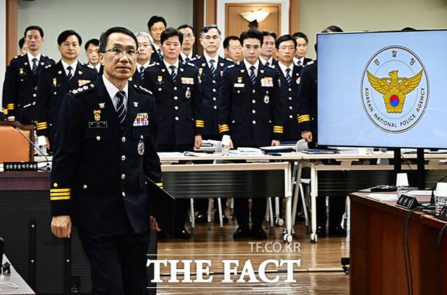 증인선서 마친 유재성 경찰청장 직무대행.