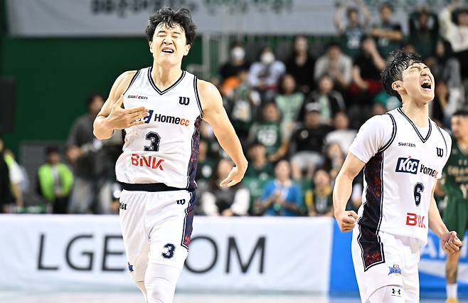 KCC 허웅(왼쪽)이 16일 DB와의 프로농구 원주 원정 경기에서 4쿼터 종료 7.7초전 역전 3점포를 꽂은 뒤 포효하고 있다. 동료 최진광(오른쪽)도 함께 기뻐하는 모습이다. /KBL