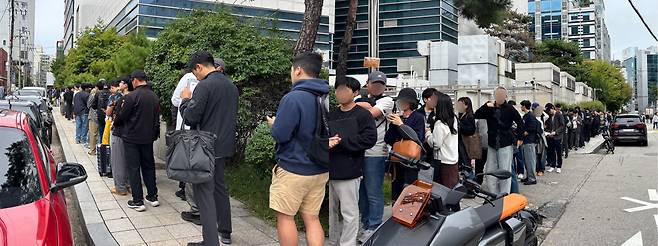 14일 서울 성수동 팔란티어 팝업스토어 앞에 입장을 대기중인 사람들이 줄을 서고 있다. /김수정 기자