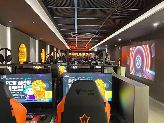 넥슨 상설 PC방 '메이플 아지트' 내부 모습. 총 177대 좌석이 마련돼 있다.ⓒ데일리안 이주은 기자