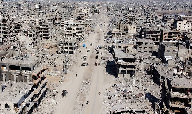 16일(현지시각) 이스라엘의 공격으로 파괴된 가자시티 거리가 폐허로 변해있다. 가자시티/로이터 연합뉴스