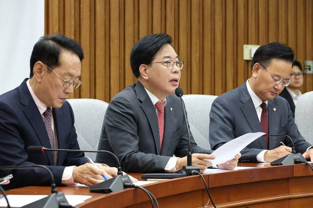 송언석 국민의힘 원내대표(가운데)가 17일 서울 여의도 국회에서 열린 국정감사 대책회의에서 발언하고 있다. 연합뉴스