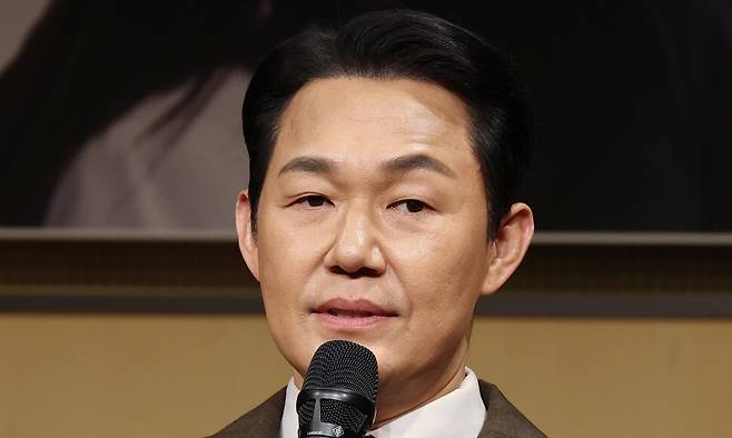 배우 박성웅이 지난 4월1일 서울 서초구 예술의전당 인춘아트홀에서 열린 연극 ‘랑데부’ 기자간담회에서 인사말을 하고 있다. 연합뉴스