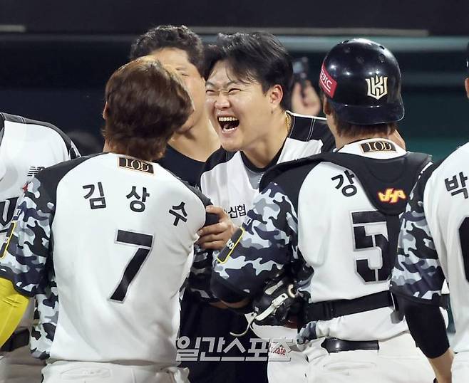 30일 오후 수원 KT위즈파크에서 열린 프로야구 삼성과 KT 더블헤더 2차전. KT가 8회말 터진 감백호의 솔로포로 2-1 승리했다. 경기종료후 오재일이 환하게 웃고 있다. 수원=정시종 기자 capa@edaily.co.kr /2024.06.30.