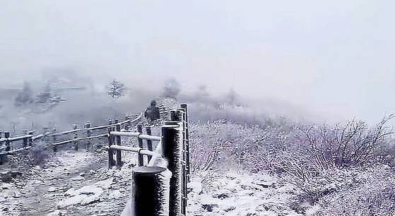 지난해 10월 20일 설악산 중청대피소에 첫눈이 내린 모습. 연합뉴스