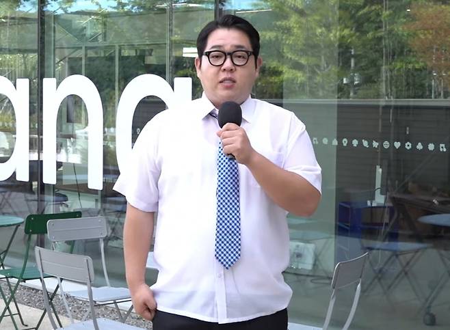 배우 겸 크리에이터 문상훈이 자신의 부캐(부캐릭터) 기자 '문상'으로 분해 '카나나 인 카카오톡'에 관해 설명하고 있다. 사진=카카오 유튜브 채널 영상 갈무리