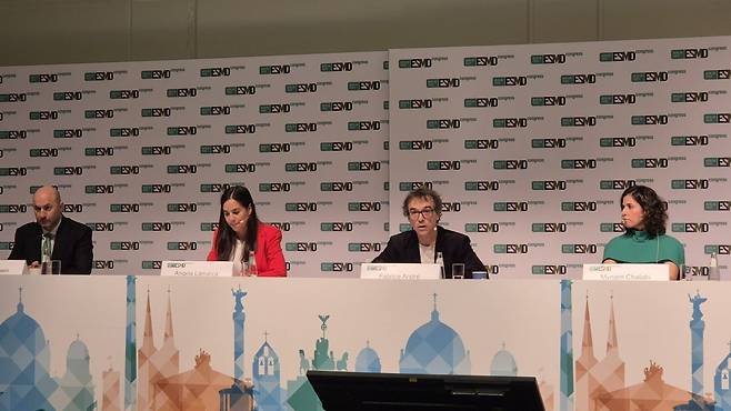 17일(현지시간) 독일 베를린 메세에서 열린 유럽종양학회(ESMO) 기자간담회에서 파브리스 앙드레 ESMO 회장(왼쪽에서 세번째)이 올해 행사의 의의에 대해 말하고 있다./ 송영찬 기자