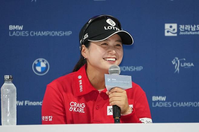 17일 전남 해남 파인비치골프링크스에서 열린 LPGA투어 BMW레이디스 챔피언십 2라운드를 마친 뒤 가진 기자회견에서 질문에 답하며 활짝 웃고 있는 최혜진. 대회조직위