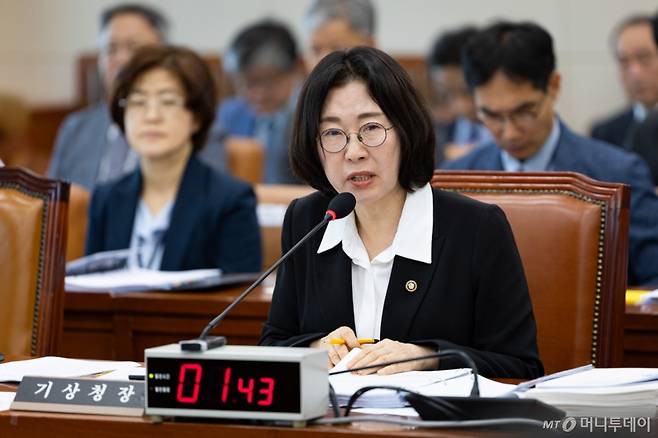 (서울=뉴스1) 유승관 기자 = 이미선 기상청장이 17일 서울 여의도 국회에서 열린 기후에너지환경노동위원회의 기상청 등에 대한 국정감사에서 의원 질의에 답하고 있다. 2025.10.17/뉴스1 Copyright (C) 뉴스1. All rights reserved. 무단 전재 및 재배포, AI학습 이용 금지. /사진=(서울=뉴스1) 유승관 기자
