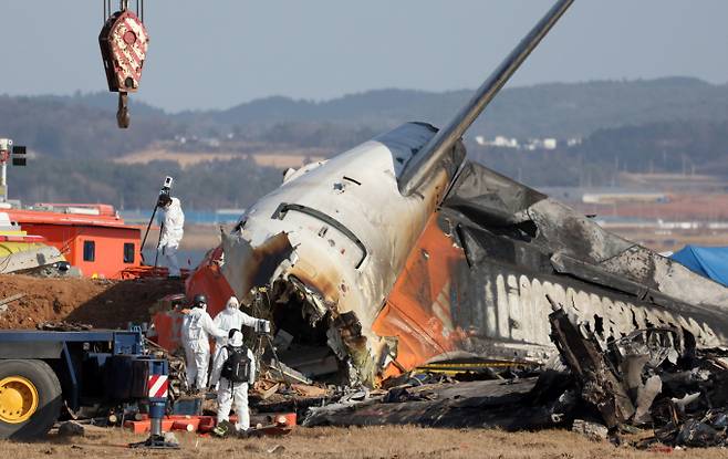 무안국제공항 여객기 참사 유가족들이 보잉 737-800 기종의 낡은 안전 시스템을 문제 삼으며 미국에서 소송을 제기했다. 사진은 사고가 발생한 제주항공 2216편 사고 항공기. /사진=뉴시스