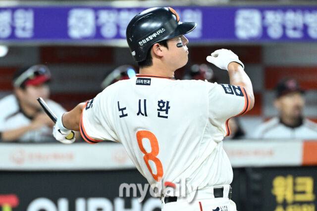 29일 대전 한화생명 볼파크 야구장에서 열린 '2025 신한 SOL BANK KBO리그' LG 트윈스와 한화 이글스 경기. 한화 노시환이 3회말 2사 2루에 1타점 적시타를 치고 있다./대전=유진형 기자 zolong@mydaily.co.kr