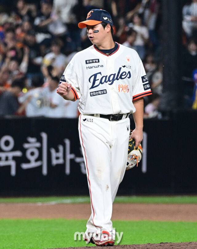 2025년 9월 26일 오후 대전 한화생명 볼파크에서 열린 '2025 신한 SOL뱅크 KBO 리그' LG 트윈스와 한화 이글스의 경기. 한화 노시환이 4-1로 승리한 뒤 기뻐하고 있다.//대전=유진형 기자 zolong@mydaily.co.kr