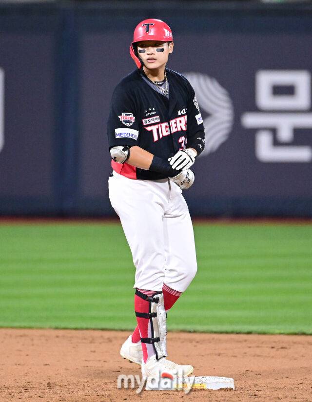 2025년 8월 29일 오후 경기도 수원KT위즈파크에서 열린 '2025 신한 SOL뱅크 KBO 리그' KIA 타이거즈와 KT 위즈의 경기. KIA 김석환이 5회초 무사 1루서 2루타를 친 뒤 기뻐하고 있다./마이데일리