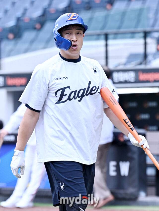 17일 오후 대전광역시 중구 대전 한화생명볼파크에서 진행되는 '2025 프로야구 KBO리그 포스트시즌' 플레이오프(PO) 1차전 한화이글스와 삼성라이온즈의 경기 . 한화 손아섭이 경기전 훈련에 나서고 있다./대전=송일섭 기자