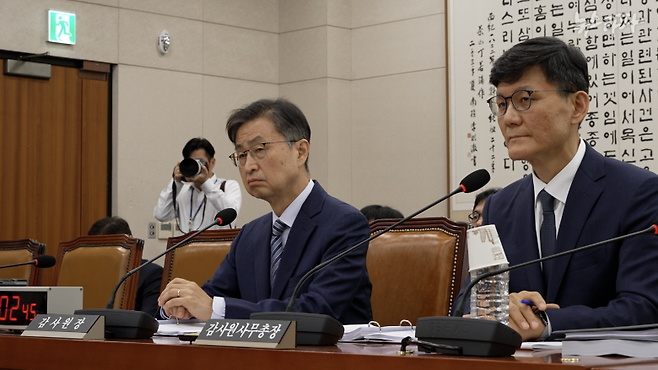 지난 16일 국회 법제사법위원회 국정감사에 출석한 최재해 감사원장(왼쪽)과 정상우 감사원 사무총장.