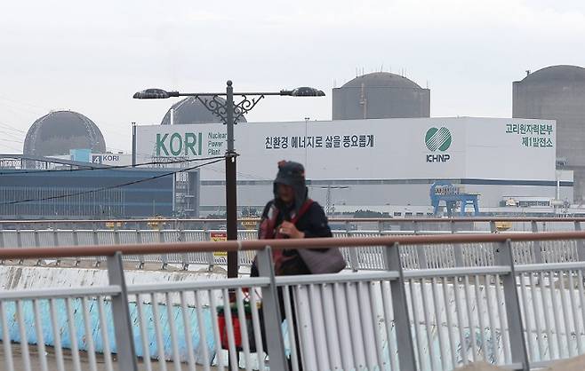 부산 기장군 장안읍 월내 쪽에서 바라본 고리2호기(오른쪽 두 번째) 모습. 연합뉴스