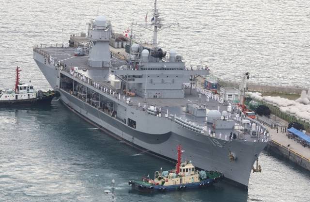 미국 해군 7함대 상륙지휘함인 블루릿지함(1만 9600t급) 지난 25일 오전 부산 남구 해군작전사령부 부산기지에 군수 적재 및 승조원 휴식을 위해 입항하고 있다. 연합뉴스