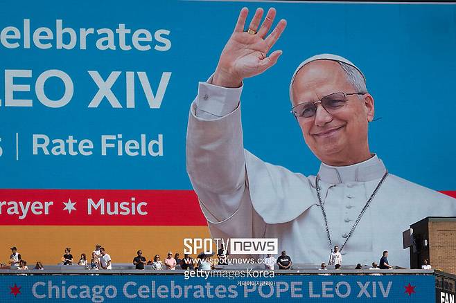 ▲ 2025년 6월 14일, 미국 일리노이주 시카고의 시카고 화이트삭스 홈구장 '개런티드 레이트 필드(Guaranteed Rate Field)'에서 가톨릭 신자들이 레오 14세 교황 선출을 축하하는 미사에 참석했다.