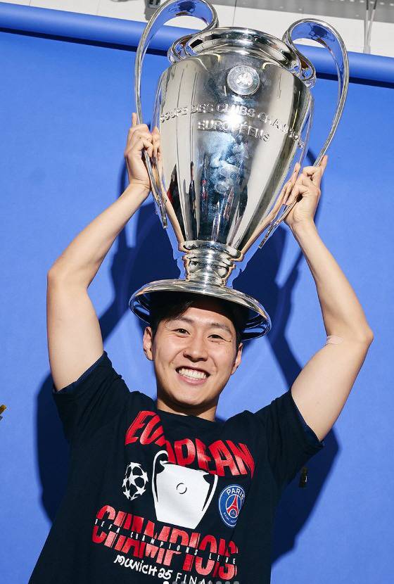 ▲ 이번 어워즈는 한국 축구의 현실을 돌아보게도 했다. 남녀 지도자 부문을 포함해 주요 부문 대부분에서 한국 이름을 찾기 어려웠다. 지난해에는 황선홍(현 대전하나시티즌 감독)과 박윤정 여자 U-20 대표팀 감독이 후보로 이름을 올렸지만, 올해는 단 한 명도 명단에 포함되지 못했다. 이강인만 유일한 후보에 들어 최종 수상자가 됐다. ⓒ 이강인 SNS