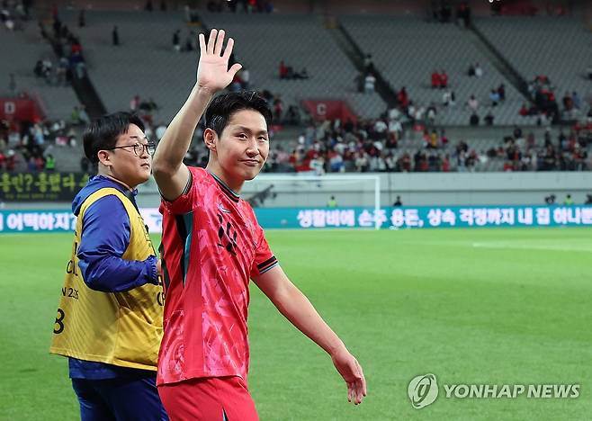 이강인의 미소 인사 (서울=연합뉴스) 임화영 기자 = 14일 서울 마포구 서울월드컵경기장에서 열린 한국과 파라과이 축구 대표팀의 친선경기에서 2-0으로 승리한 한국 이강인이 관중을 향해 인사하고 있다. 2025.10.14 hwayoung7@yna.co.kr