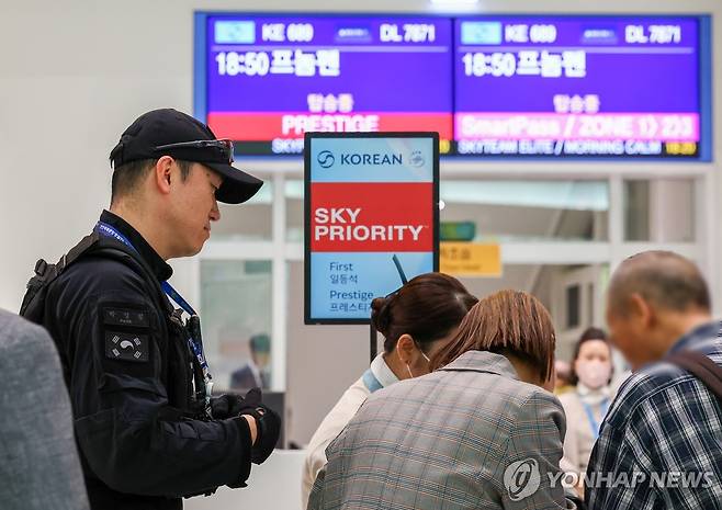 캄보디아행 항공편 승객들 대상으로 안전활동 벌이는 경찰 15일 인천국제공항 제2여객터미널 탑승구에서 인천국제공항 경찰단 대테러기동대 대원들과 안보팀 관계자들이 캄보디아행 항공편 한국인 승객들을 대상으로 위험방지를 위해 질의응답 등 안전활동을 하고 있다. 2025.10.15 dwise@yna.co.kr