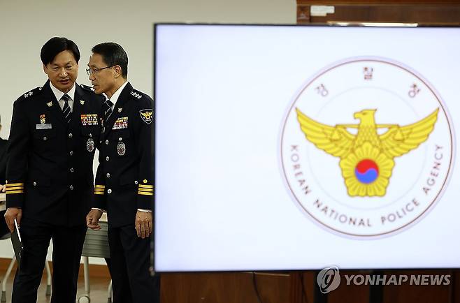 대화 나누는 유재성 경찰청장 직무대행-손제한 서울시경찰청 수사차장 (서울=연합뉴스) 윤동진 기자 = 유재성 경찰청장 직무대행이 17일 서울 서대문구 경찰청에서 열린 국회 행정안전위원회 경찰청 대상 국정감사 시작에 앞서 손제한 서울시경찰청 수사차장과 대화를 나누고 있다. 2025.10.17 mon@yna.co.kr