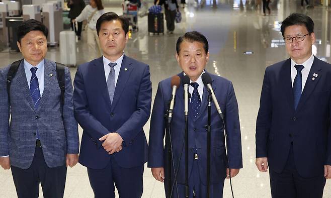 더불어민주당 김병주 최고위원(오른쪽 두번째)을 단장으로 한 재외국민 안전대책단이 한국인 납치, 구금 사태에 대응하기 위해 지난 15일 인천국제공항을 통해 캄보디아로 출국하기에 앞서 발언을 하고 있다.