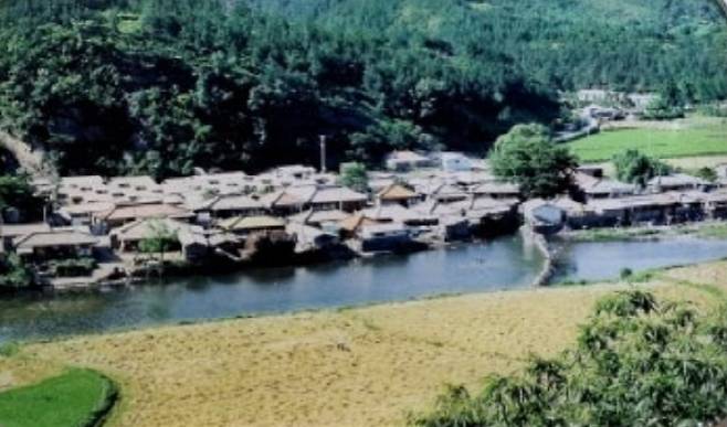 수몰 이전 이서면의 중심지 도석리 석보마을.