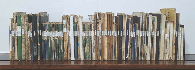 소헌선생의 막내아들(4째) 김영태 교수가 소장하고 있는 소헌비망록 120여권. 1950년에서 1990년까지 쓴 소헌비망록에는 대한민국 역사와 사회사 그리고 서도와 인간의 도리에 관한 풍부한 콘텐츠를 품고 있다. 소헌미술관 소장.