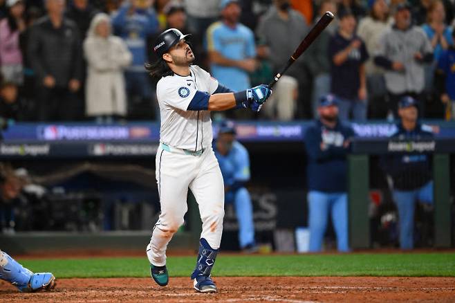 시애틀 매리너스의 에우헤니오 수아레스가 만루홈런을 때린 뒤 자신이 친 타구를 바라보고 있다. 사진=AFPBBNews