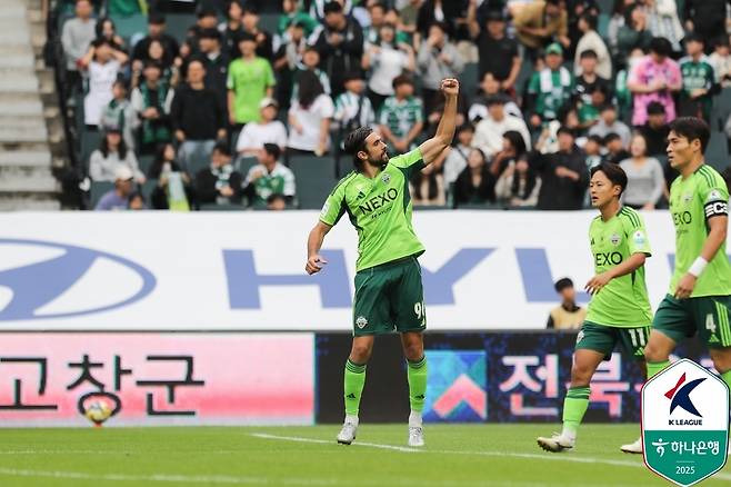 선제골 후 기뻐하는 콤파뇨(한국프로축구연맹 제공)