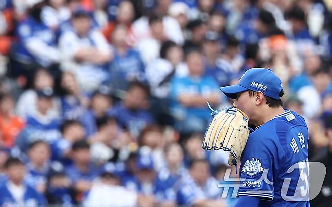 18일 대전 한화생명볼파크 열린 프로야구 2025 신한 SOL뱅크 KBO 플레이오프 1차전 삼성 라이온즈와 한화 이글스의 경기, 삼성 배찬승이 6회말 무사 2루 상황에서 한화 리베라토에게 2루타를 허용한 후 강판 당하고 있다. 2025.10.18/뉴스1 ⓒ News1 김성진 기자