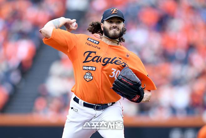 한화 선발투수 폰세가 18일 대전 한화생명 볼파크에서 열린 2025 KBO 포스트시즌 플레이오프 1차전 삼성과 경기에서 역투하고 있다. 대전 | 최승섭기자 thunder@sportsseoul.com