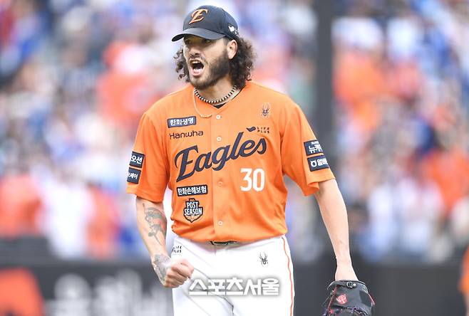 한화 선발투수 폰세가 18일 대전 한화생명 볼파크에서 열린 2025 KBO 포스트시즌 플레이오프 1차전 삼성과 경기 6회초 2사 상대 김태훈을 중견수 플라이아웃 시킨 후 환호하고 있다. 대전 | 최승섭기자 thunder@sportsseoul.com