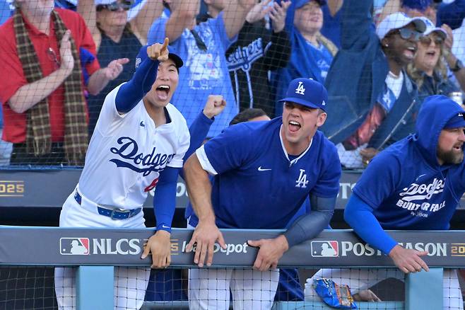LA 다저스 김혜성이 지난 17일(한국시각) 다저스타디움에서 열린 밀워키와의 NLCS 3차전서 6회말 토미 에드먼의 적시타가 터지자 더그아웃에서 환호를 보내고 있다. Imagn Images연합뉴스