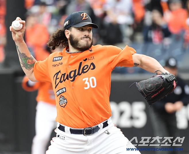 18일 대전 한화생명볼파크에서 열린 삼성과 한화의 PO 1차전. 선발 투구하고 있는 한화 폰세. 대전=송정헌 기자songs@sportschosun.com/2025.10.18/