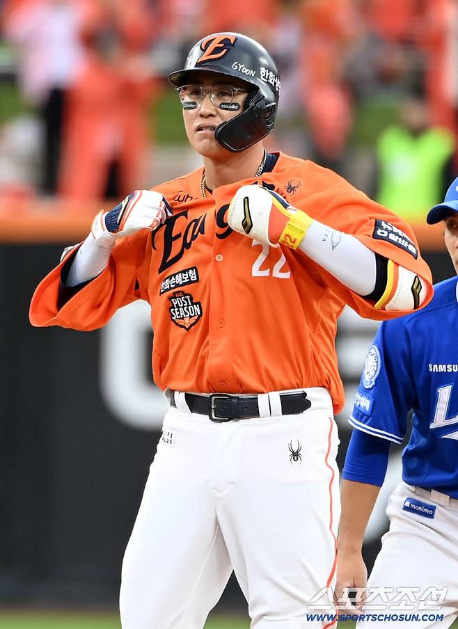 18일 대전한화생명볼파크에서 열린 삼성과 한화의 PO 1차전. 6회말 2사 2,3루 채은성이 2타점 적시타를 치고 2루까지 진루하며 기뻐하고 있다. 대전=허상욱 기자wook@sportschosun.com/2025.10.18/