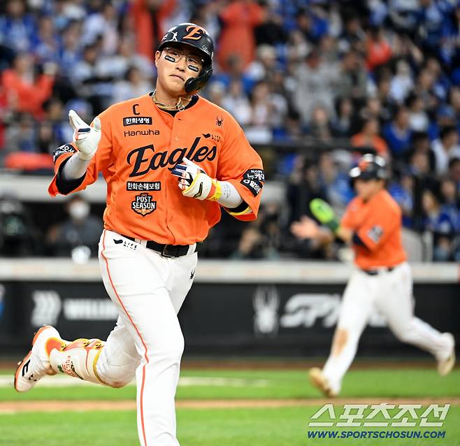 18일 대전한화생명볼파크에서 열린 삼성과 한화의 PO 1차전. 8회말 2사 1,3루 한화 채은성이 1타점 적시타를 치고 있다. 대전=허상욱 기자wook@sportschosun.com/2025.10.18/