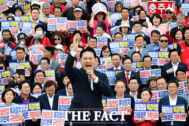 장동혁 국민의힘 대표가 윤석열 전 대통령을 면회한 후 "좌파 정권으로 무너지는 자유대한민국을 살리기 위해"라며 지지층 결집 메시지를 전했다. /국회=남윤호 기자