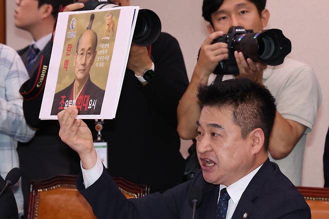 최혁진 무소속 의원이 2025년 10월13일 오전 국회 법제사법위원회에서 열린 대법원 국정감사에서 ‘조요토미 희대요시’라고 쓰인 사진을 들어 보이고 있다. 한겨레 김영원 기자 forever@hani.co.kr