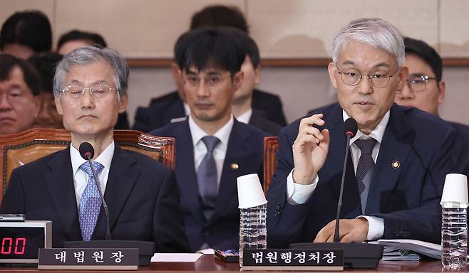천대엽 법원행정처장이 2025년 10월13일 서울 여의도 국회에서 열린 법제사법위원회 국정감사에서 조희대 대법원장(왼쪽)의 이석을 요구하고 있다. 한겨레 윤운식 선임기자 yws@hani.co.kr