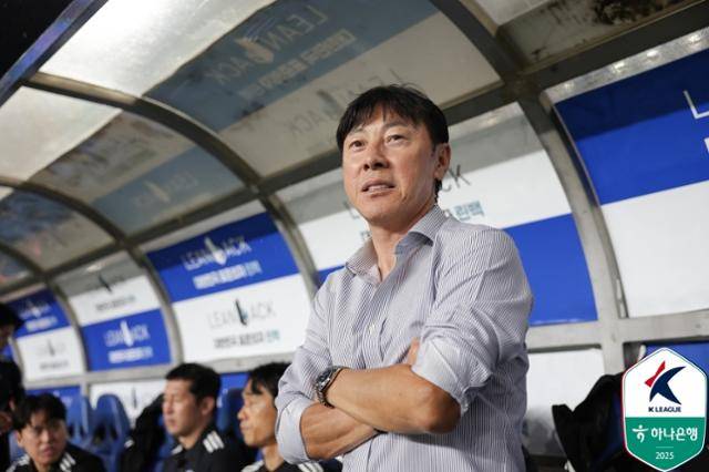 신태용 전 울산HD 감독이 9일 울산문수축구경기장에서 열린 제주 SK와의 경기를 지켜보고 있다. 한국프로축구연맹 제공