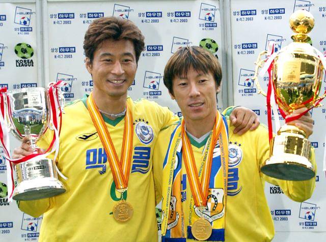 2003년 대전월드컵경기장에서 정규리그 득점왕을 차지한 성남 김도훈(왼쪽)과 정규리그 우승컵을 든 신태용이 포즈를 취하고 있다. 뉴시스