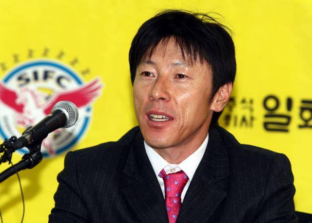 성남 일화 신태용 감독 대행이 2008년 성남구장에서 취임 기자회견을 하고 있다. 연합뉴스