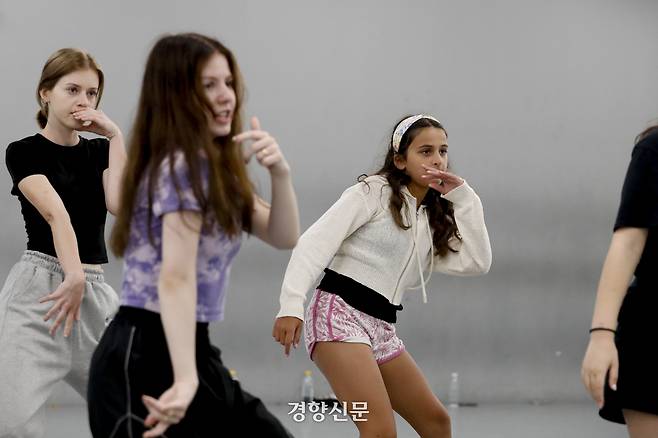 변화의 불씨를 지핀 것은 K콘텐츠였다. 사진은 외국인 관광객들이 K팝 댄스를 배우고 있는 모습. 문재원 기자