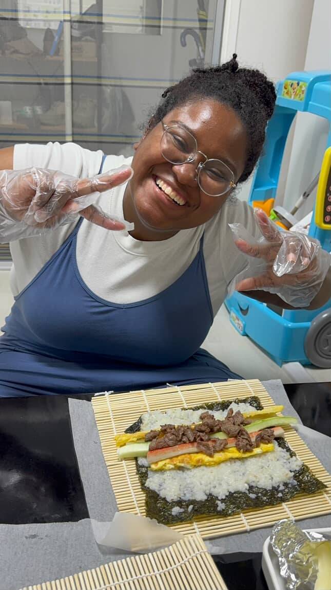 하와이에서 만난 한국인들과의 좋은 기억으로 한국을 찾게 된 하예리(한국이름, @ericaloveskorea)씨는 여유 시간이 생기면 한국 친구들을 만난다. 지인의 집에서 김밥을 같이 만들어 먹거나 함께 캠핑을 하기도 한다.