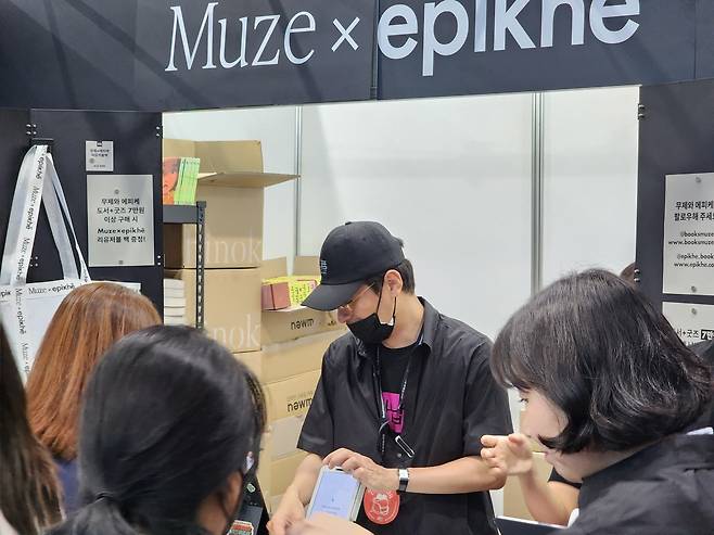 Actor Park Jeong-min attends the 2025 Seoul International Book Fair as CEO of his publishing company Muze on Wednesday at Coex. (Hwang Dong-hee/The Korea Herald)