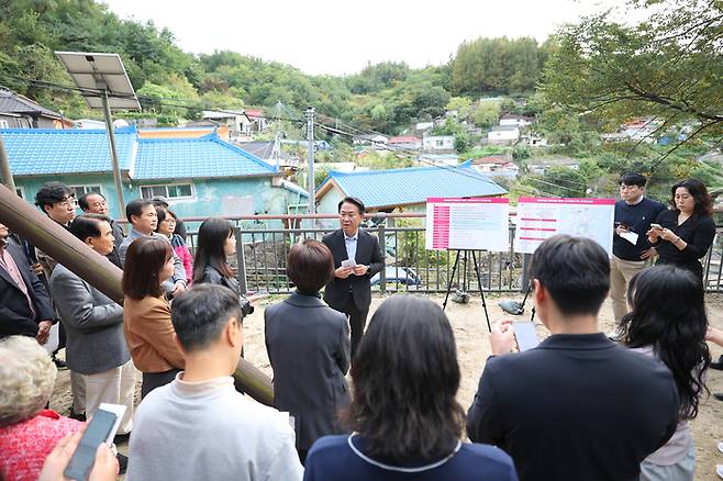 지난 15일 서울 홍제동 개미마을을 찾은 이성헌 서울 서대문구청장.<제공=서울 서대문구>