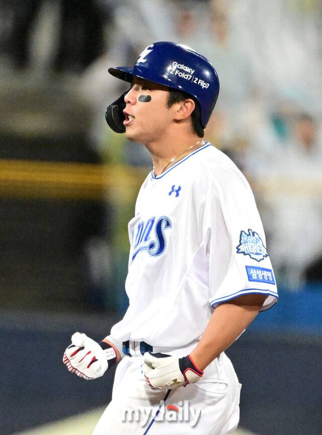 2025년 10월 13일 오후 대구 삼성라이온즈파크에서 열린 '2025 신한 SOL Bank KBO 포스트시즌' SSG 랜더스와 삼성 라이온즈의 준플레이오프 3차전 경기. 삼성 김영웅이 5회말 2사 1.2루서 1타점 2루타를 친 뒤 기뻐하고 있다./마이데일리